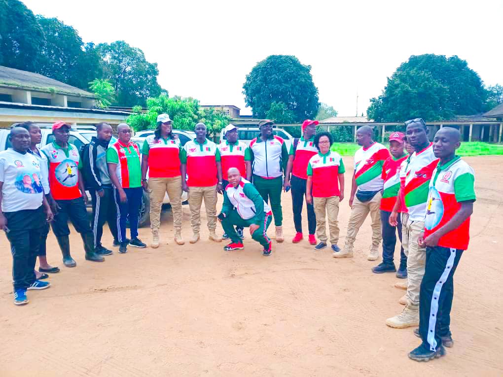 ErnestBara75262's tweet photo. #Burundi #CNDD_FDD #MUKAZA 
Gutera igiti c'Ikawa nico gikorwa Ubuserukizi bw'Umugambwe #CNDD_FDD muri Komine #Mukaza yagutse bwaranguriye muri Zone #Muyira k'Umutumba wa #Mirama ivyo bikorwa bikaba vyari vyatewe iteka n'Indongozi zitandukanye 
Zirangurira Imirimo mw' iyo Komine https://t.co/YwvlGi5QUJ
