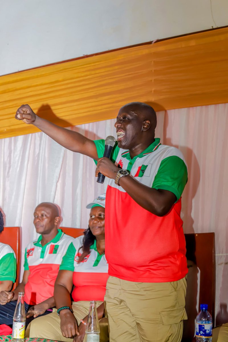 ErnestBara75262's tweet photo. #Burundi #CNDD_FDD #MUKAZA 
Gutera igiti c'Ikawa nico gikorwa Ubuserukizi bw'Umugambwe #CNDD_FDD muri Komine #Mukaza yagutse bwaranguriye muri Zone #Muyira k'Umutumba wa #Mirama ivyo bikorwa bikaba vyari vyatewe iteka n'Indongozi zitandukanye 
Zirangurira Imirimo mw' iyo Komine https://t.co/YwvlGi5QUJ
