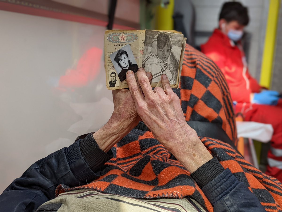 Ще цей дідусь носив документи біля серця, і там були фото його дружини, яка померла
І коли ми рушили, він дістав ці фото і почав мені розповідати про їхню сімʼю, які вони були щасливі, чим займались, як взяв тваринок, після смерті дружини, як важко стало вигулювати собачку після