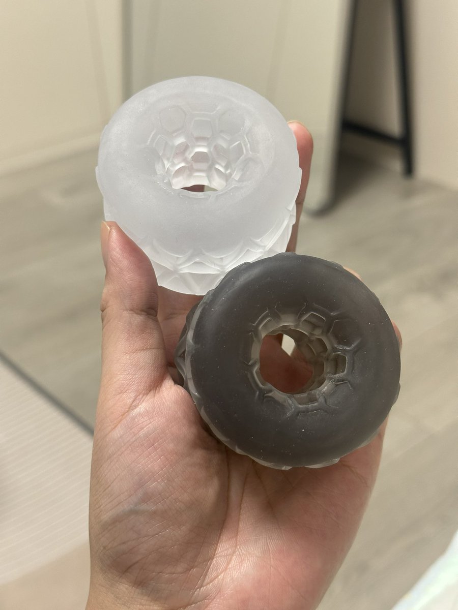 49块一个的飞机杯，其貌不扬…但是身边 认识的男生都反馈特别好用，甚至还给我发了很长的小作文，惊呆。它主要是用来摩擦龟头的，会磨得很舒服……
推荐你们都试试，49块啊只要！https://t.co/W1bDJLJyQr https://t.co/bqp4rP0noi