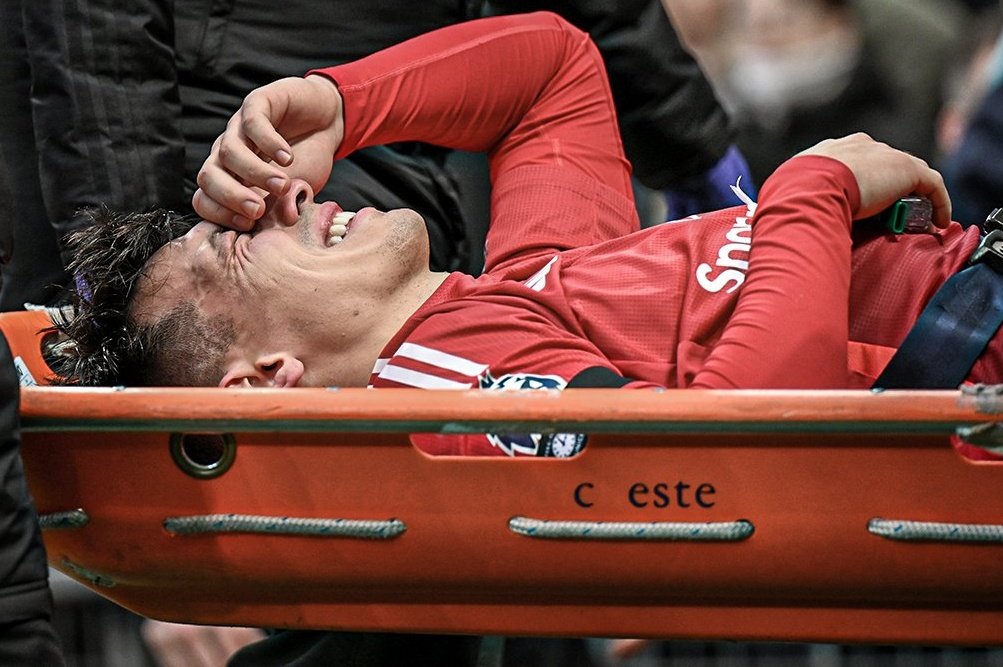 Lisandro Martinez chấn thương nặng, Man United chiêu mộ trung vệ thần đồng cả châu Âu săn đón?