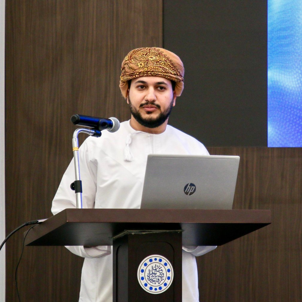 OmanChamber's tweet photo. كما قدم عبدالله بن حمود المحروقي، مؤسس شركة CHAIN "تشين"، ورقة عمل تناول فيها دور الامتياز التجاري في التوسع الدولي للعلامات التجارية العمانية، وتحدث حول أهمية التوسع الدولي عبر الامتياز التجاري وكيف يمكن أن يساعد العلامات التجارية العمانية في الوصول إلى أسواق جديدة. أوضح المحروقي أن الامتياز التجاري يعد وسيلة فعالة من حيث التكلفة لدخول الأسواق الدولية دون الحاجة لاستثمار كبير، كما أن هذا النموذج يسهم في تقليل المخاطر المالية،