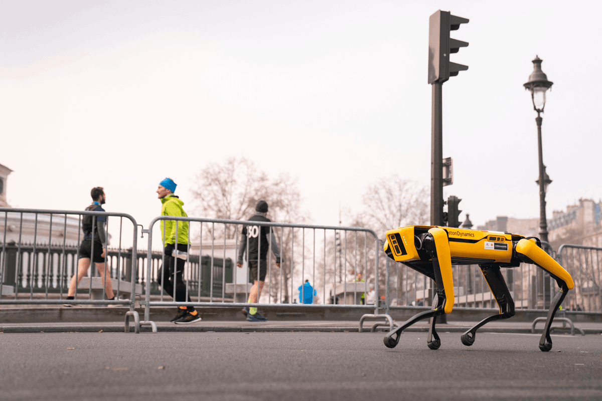 DamienCreatz's tweet photo. @JournalDuGeek En 2022, lors du semi de paris, Spot le chien robot de @BostonDynamics  x @HyundaiFrance  courrait déjà aux côtés des coureurs. Pour la "première mondiale" on repassera... https://t.co/1D3ksDoDim