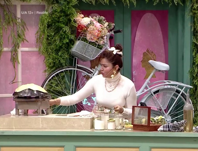 thakurNita1109's tweet photo. Please, keep her MIC off 😒
@ColorsTV @JioCinema 🙏
#LaughterChefs2 https://t.co/AI1RnU56Wr