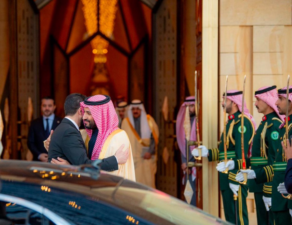 عناق الأشقاء.
#سوريا 
#المملكة_العربية_السعودية 
#أحمد_الشرع_في_المملكة