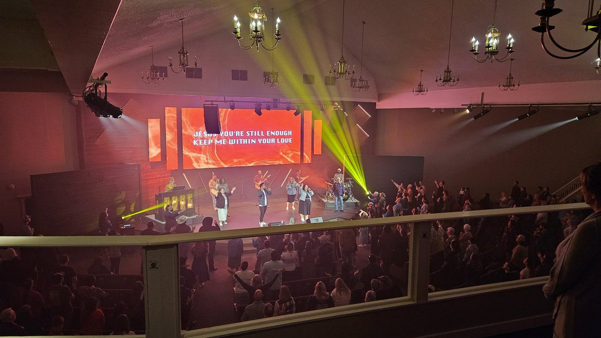 JaredDRogers's tweet photo. My family never gets to just worship together. We've determined to make it a priority to worship together before our service. No better way to start your week than worshipping together as a family! https://t.co/EreS6nSSHG