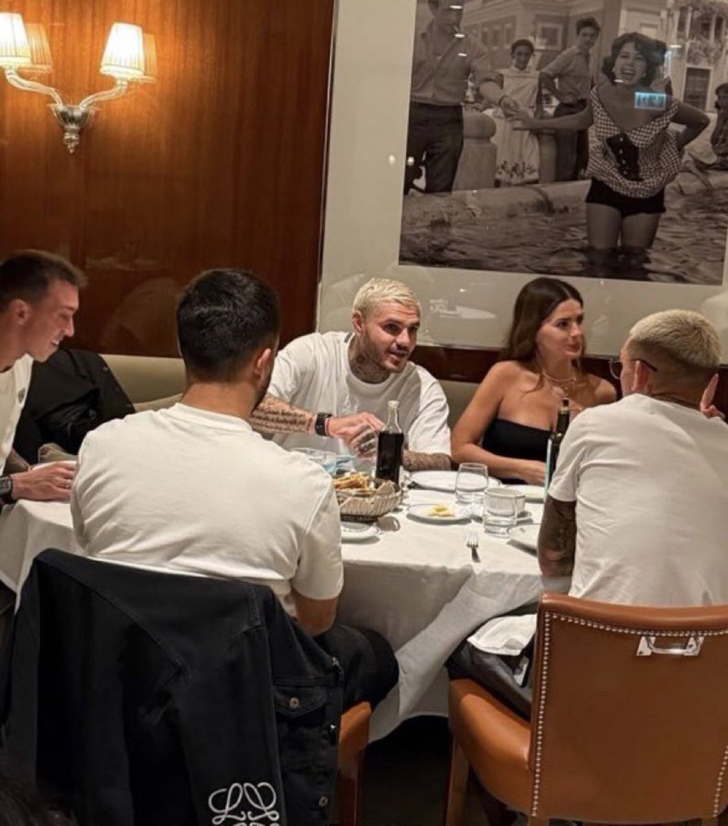 flanchota's tweet photo. la china entró en corto, quiere agarrarse a todos los amigos de icardi https://t.co/5bJeKWMAtY