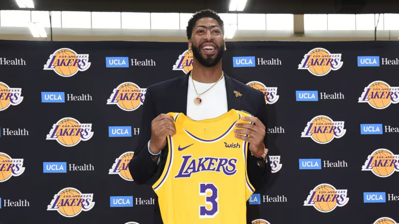 NBALAKERSBLOG's tweet photo. Nos devolviste a la gloria ni bien te pusiste la camiseta púrpura y oro. Cuando no estabas, demostrabas que sin vos hubiera sido imposible. 

Esa 3 nunca más debería ser usada con esos colores. Dalo por hecho, @AntDavis23, tu camiseta va a estar retirada en #LakeShow https://t.co/H4OObufdDO
