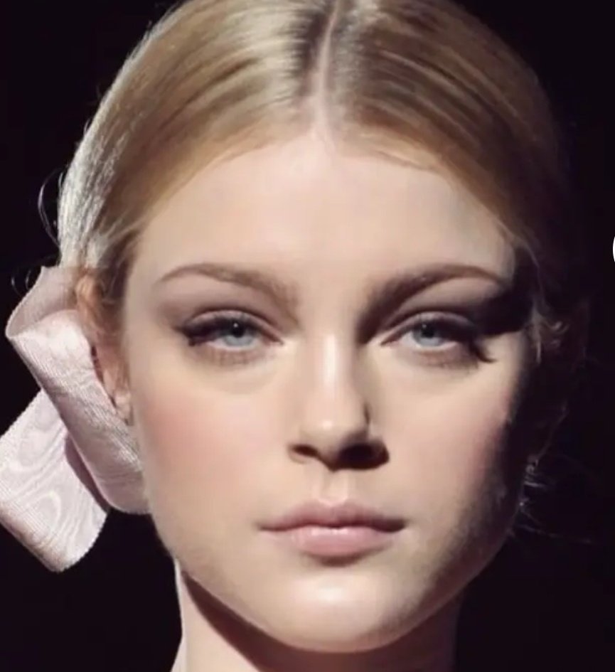 Mi cara cuando veo a una chica delgada por genetica comiendo un monton mientras yo me mato de hambre y aun asi no bajo de peso