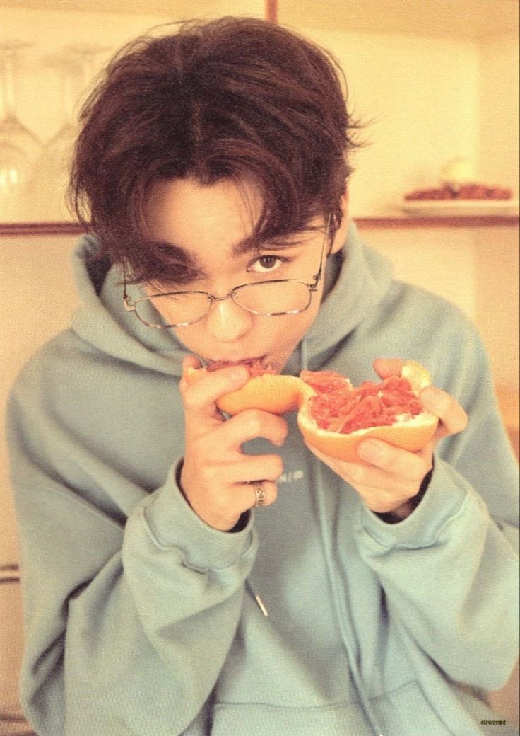 meonjist's tweet image. mannnn what the helllllll