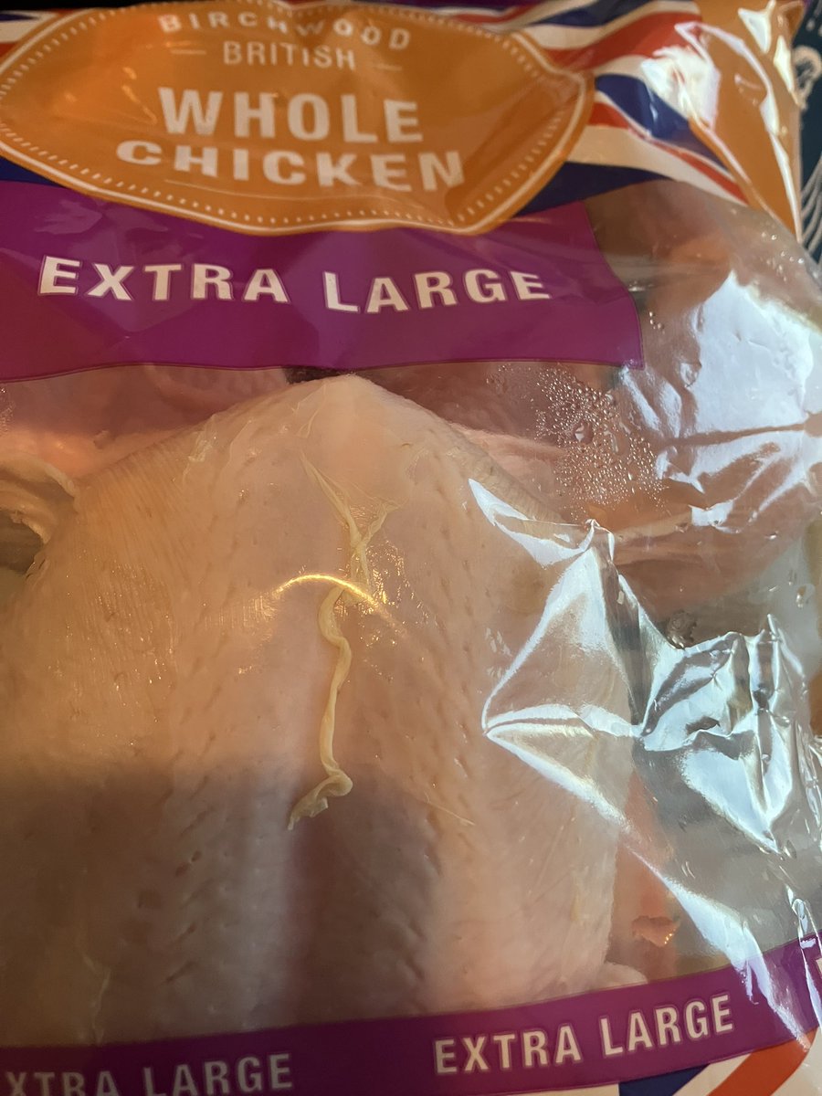 Jayne2904's tweet photo. @LidlGB Just got this chicken out of the fridge to cook and it’s not safe to eat 😱🤢 way before its use by date too. Bought on Wednesday. https://t.co/BEUShSqU7Q