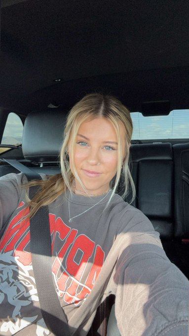 Watch l i t t l e b u f f b a b e's leaked NSFW photo on TwXstars