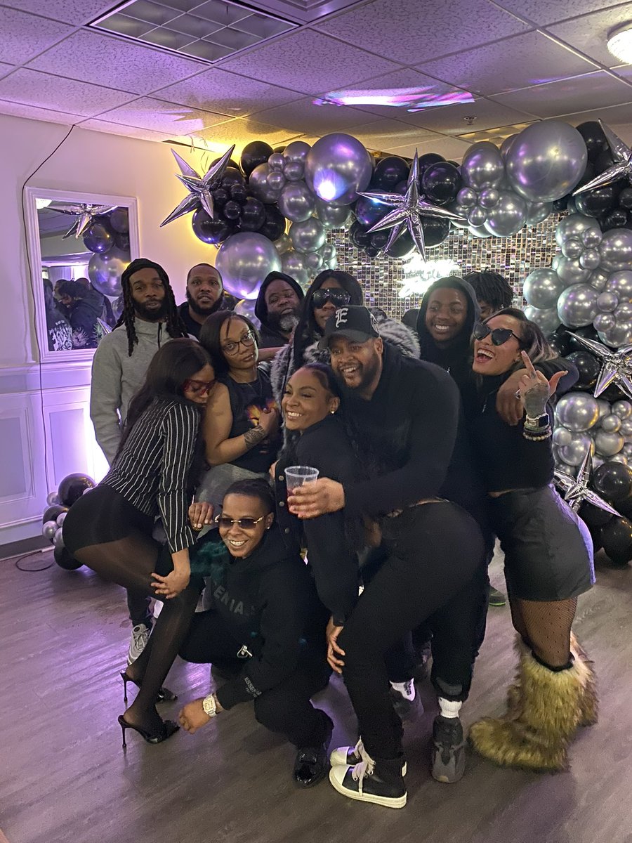 MARMAS0N's tweet image. Happy Birthday Sonya🖤🥂
Turf 🏪🤞🏾