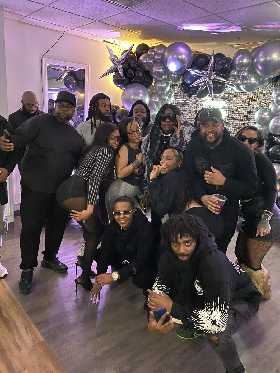 MARMAS0N's tweet image. Happy Birthday Sonya🖤🥂
Turf 🏪🤞🏾