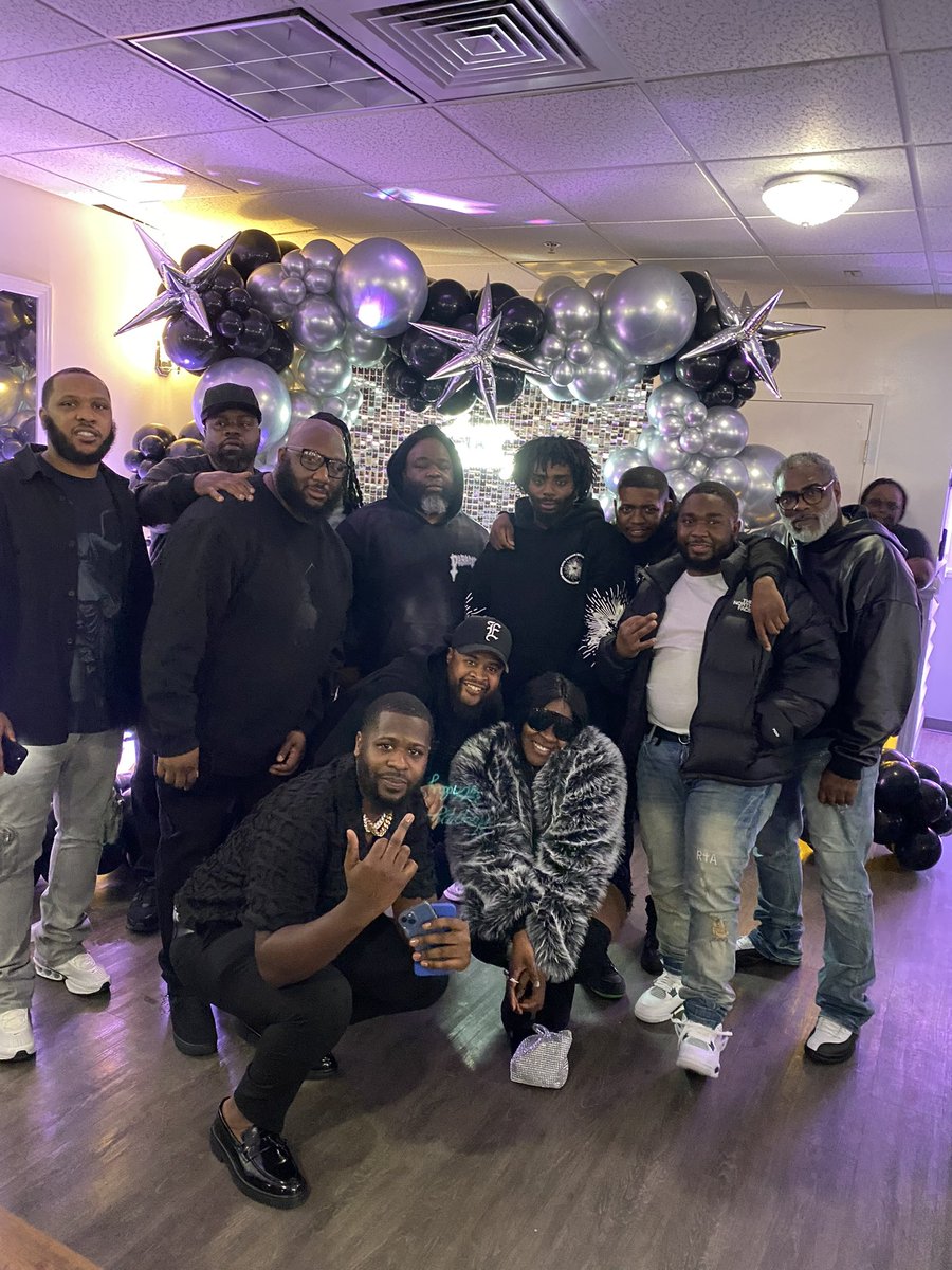 MARMAS0N's tweet image. Happy Birthday Sonya🖤🥂
Turf 🏪🤞🏾