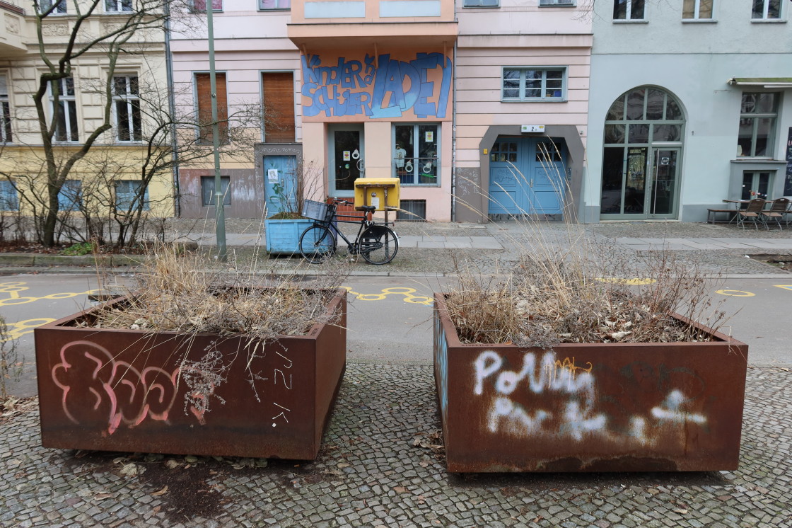 LuisenstadtF's tweet photo. D.h. wie immer in solchen Fällen: #Poller. #Ärger. #Diskussionen. #Sperrholzkisten, #Metallkisten, #Beete. Und wie immer in #Kreuzberg: #Farbschmierereien, #Dreck, #Unkraut, #Ungeziefer. 

Wollen Sie sich das bisherige Ergebnis mal anschauen? https://t.co/LN4j6Kut2b