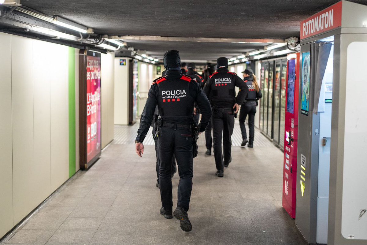 mossos's tweet photo. Fem un dispositiu amb @TMB_Barcelona al #metrobcn per evitar furts i robatoris 👇

✅135 persones identificades amb 446 antecedents
✅1 detingut per ordre de detenció
✅4 denunciats penals per furt i apropiació indeguda
✅12 denuncies administratives per drogues i armes https://t.co/oe7IC2jFg5