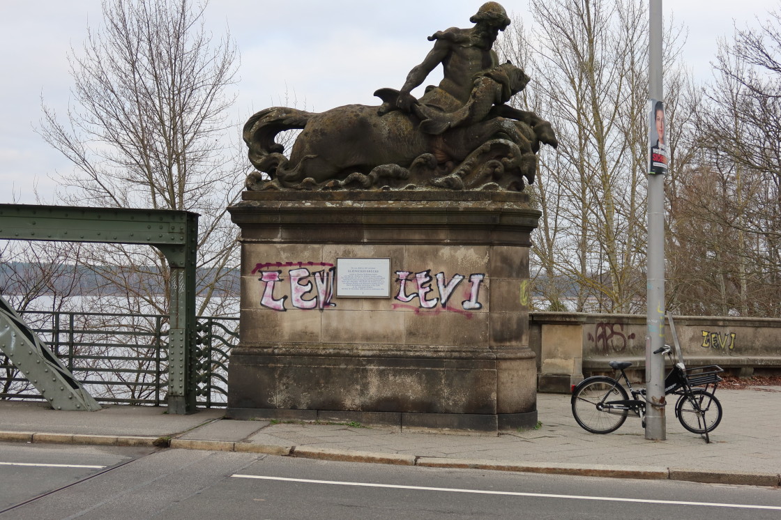 LuisenstadtF's tweet photo. Verfluchte #Farbschmierereien, hier an der #Glienicker Brücke https://t.co/IcMqOJkeZ6