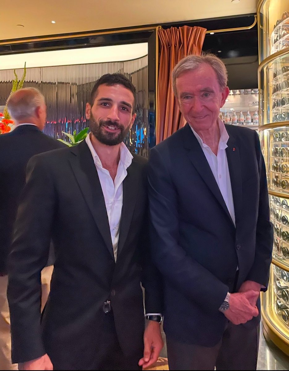 TomBenoit_'s tweet image. 👏🇫🇷 Bernard Arnault n’est pas un héritier, mais un businessman à la réussite prodigieuse !
Il a commencé sa vie dans les affaires avec l’équivalent d’une trentaine de milions d’euros (rapporté à la valeur actuelle) ; aujourd’hui, LVMH est la première capitalisation française et…