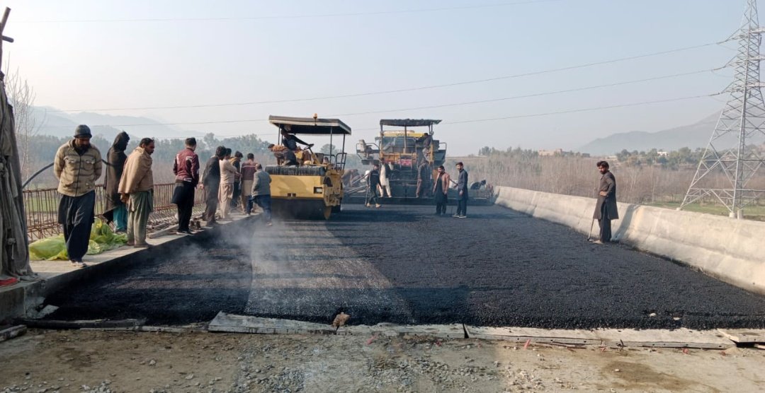 FaisalAminKhan's tweet photo. Under KP Govt's vision for better road connectivity, Munda Bypass is nearing completion (95% work done) & will open for traffic by Feb 20th 2025.
This will cut travel time between Bajaur - Munda - Timergara Dir route by 30 mins & ease traffic congestion in Munda Bazaar.
Total Cost: 929 million PKR