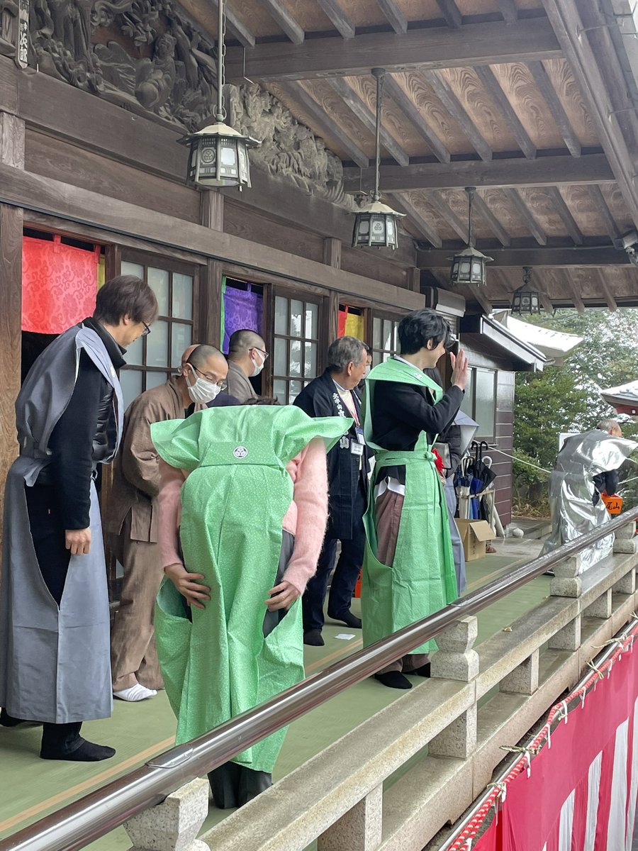 euphoria0308's tweet photo. 本日
令和7年高尾山節分会追儺式特別修行者
歳女で参加して来ました。
運良く10:30回に参加でき良き思い出となりました。
雪が降る❄️高尾山節分会追儺式は10年ぶりと聞きました。
大本堂より麓の方は厳かな雰囲気もあり
心が洗われた感じになりました。

追儺式では俳優松平健さん　笹野高史さん
パクユチョンさん　ユファンさんが参加されてました。
最前列の俳優の皆様は祈祷中も
姿勢を崩されることなく、凛々しい背中に
少し感動しました。

ユチョンさんは名前を読み上げられた時もお辞儀もされていて、
外の廊下で豆まき終了時も深いお辞儀もされていて、とても印象深い光景でした。

祈祷中は自分自身にとって、家族や友人の身上安全を祈りました。
自然の猛威で、何かが失われたり、壊れることがないようにも祈りました。

祝賀会のお料理も記念品もどれも立派で、
大切にしていきます。
#ユチョン
#ユファン
#令和7年高尾山節分会追儺式 
#高尾山薬王院 
#高尾山豆蒔き