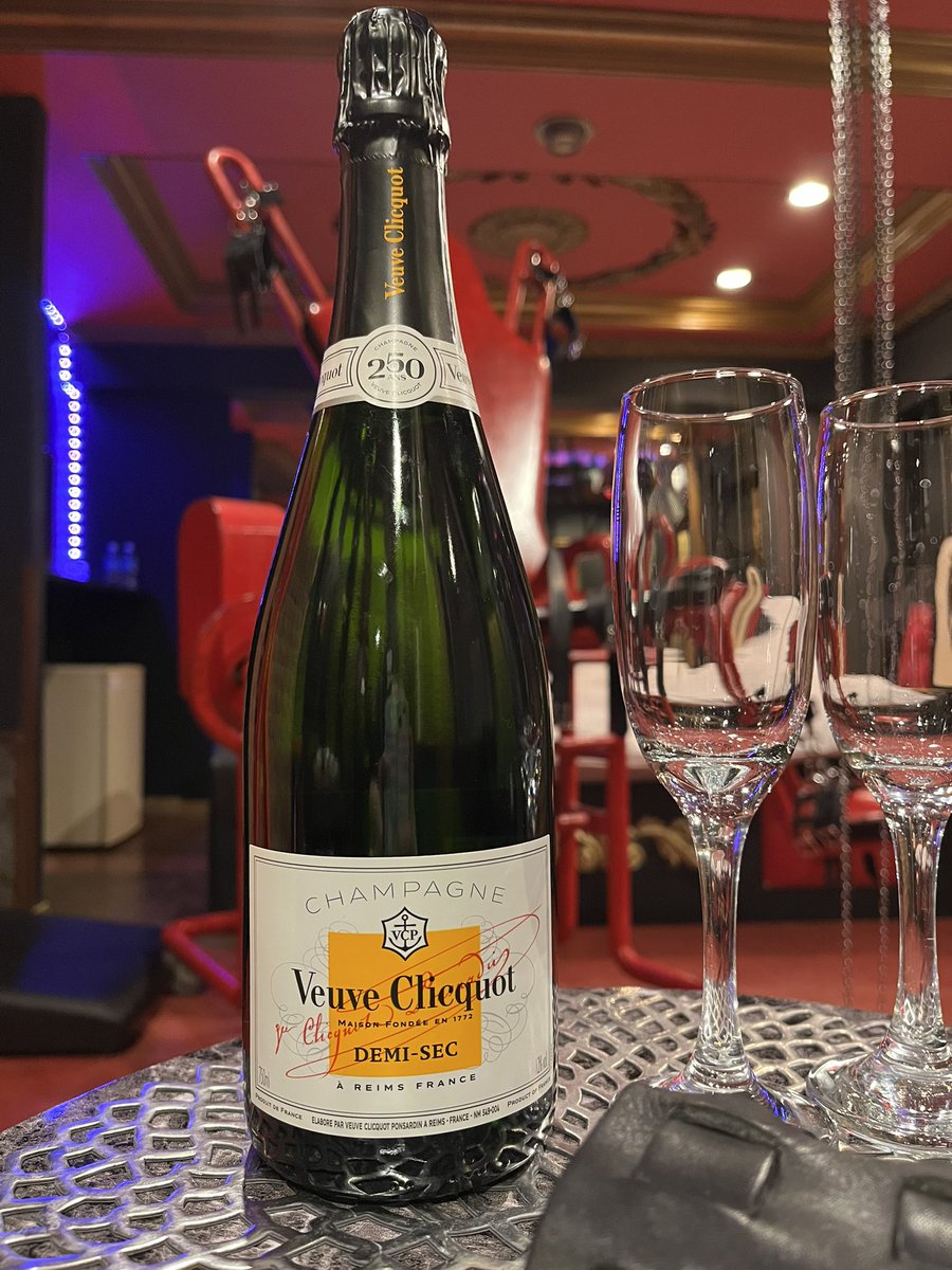 ヴーヴ・クリコの人気ランキング（フルボトル）です。お部屋までシャンパンクーラーに入れてお届けします✨

第1位　ホワイト（デミセク）
やや甘口で優しく柔らかな味わいです

第2位　ロゼ
フルーティーで華やかなお味です

第3位　イエロー（ブリュット）
バランスのとれた爽やかな飲み口で定番です