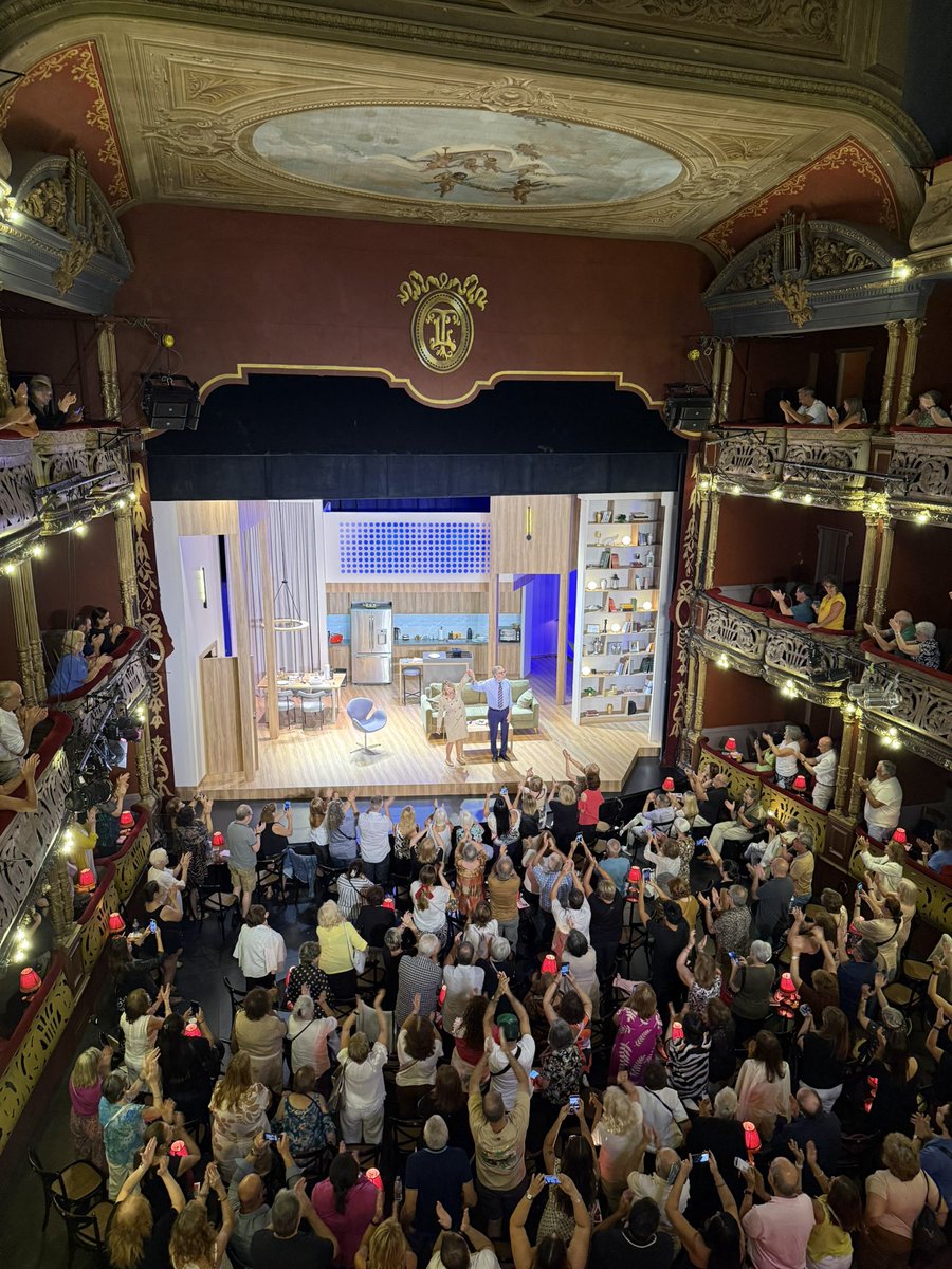 ¿Quién es quién? Una excelente obra de teatro protagonizada por dos cracks Soledad Silveyra y Luis Brandoni, muy recomendable!