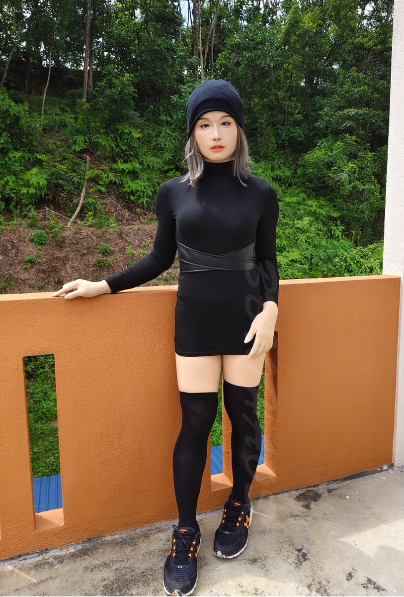 试试新衣服，还是短了，大块头比例不好买修身的衣服🤣。妍的鼻子一直不太会弄，鼻翼一直被我拉得老开，导致鼻子在大太阳下缺少立体感😭。依旧是喜欢全身从头到脚包满满，露在外面的皮肤全是假的😊。只不过在大太阳下可好玩了🫥