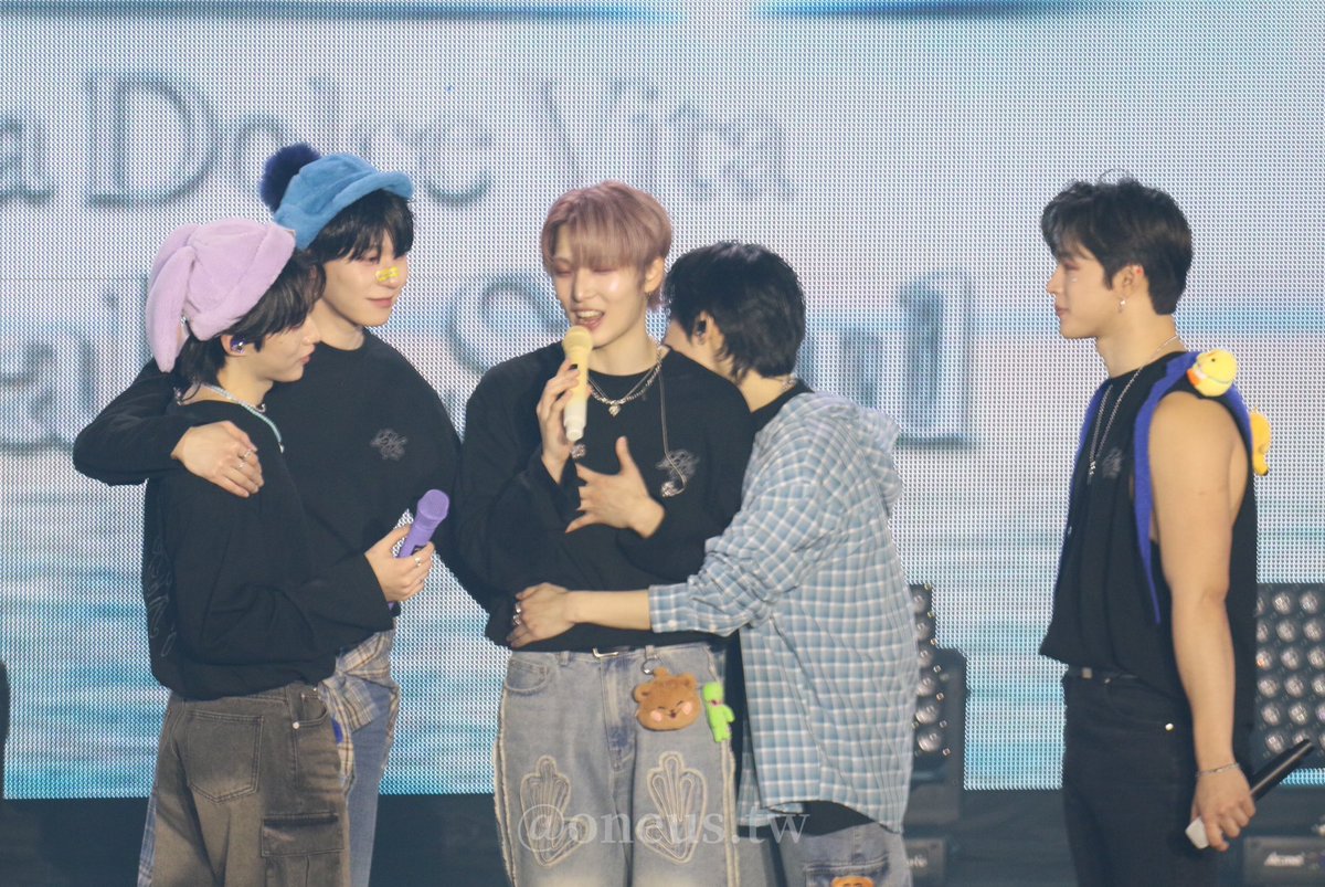 250202 2ND WORLD TOUR 
#ONEUS #원어스

원어스 안아 🫂
원어스 사랑해💙

pre.