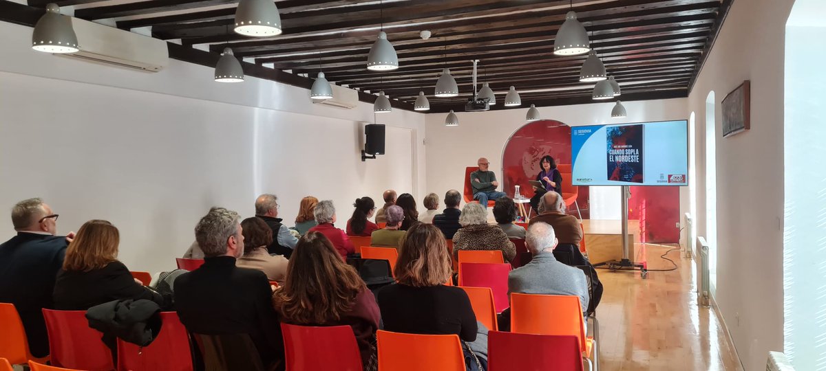 No puedo sentirme más contento de la  presentación de #cuandosoplaelnordeste en #Segovia de la mano de @casadelalecturasegovia y de @aunatur_aulas_de_la_naturaleza
Da gusto intercambiar impresiones  con los lectores en un acto entrañable y en un lugar increíble.