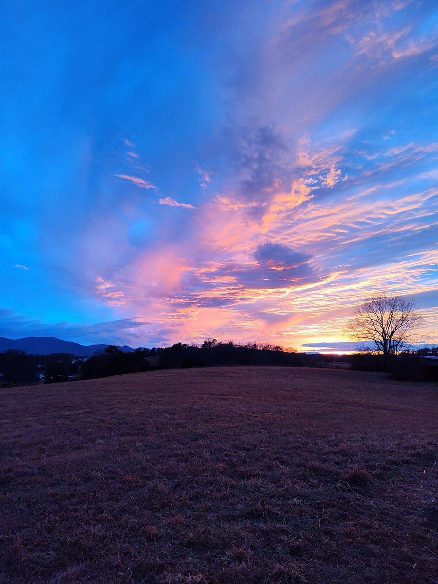 Such a sunset makes people feel extremely peaceful, as if all worries are left behind. It is indeed only the magnificence of nature that makes people intoxicated.😊
