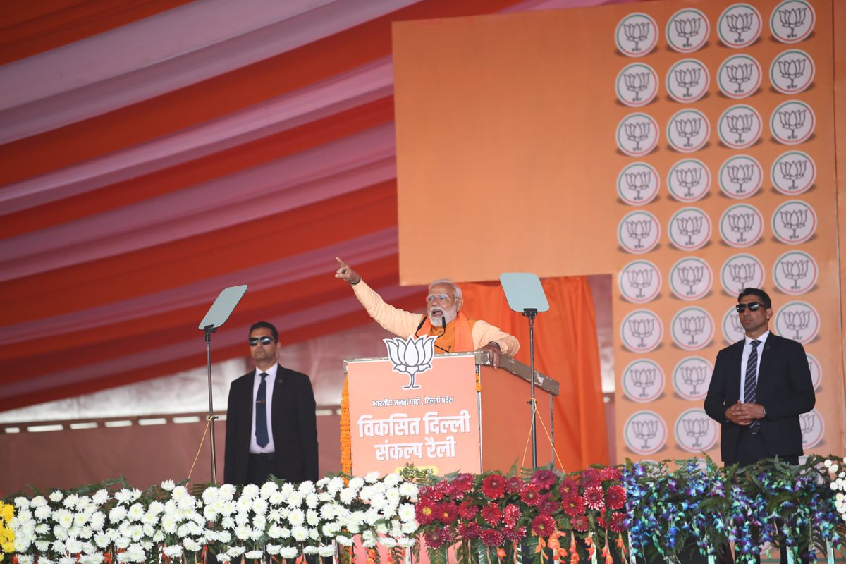 PKhandelwal_MP's tweet photo. माननीय श्री @narendramodi जी के नेतृत्व में दिल्लीवासियों का भरोसा सिर्फ भाजपा पर है क्योंकि भाजपा जो कहती है, वह करती है। आज आर.के. पुरम में उमड़े जनसैलाब ने यह स्पष्ट कर दिया कि दिल्ली में कमल खिलकर रहेगा! आपका आशीर्वाद और समर्थन ही हमारी ताकत है। https://t.co/k1c6Wll75n