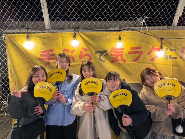 RikaTajikara's tweet photo. こんばんは🐰
先日、BBQDAYSさんのwebcmの撮影に行ってまいりました!!
沢山の海鮮やお肉があって
全て美味しくて大満足でした!!
是非皆さんも行ってみてください!
webcm解禁日はまた投稿します!
写真は仲良くなった女子ず達と!!
#BBQDAYS https://t.co/HgHXxlxPUi