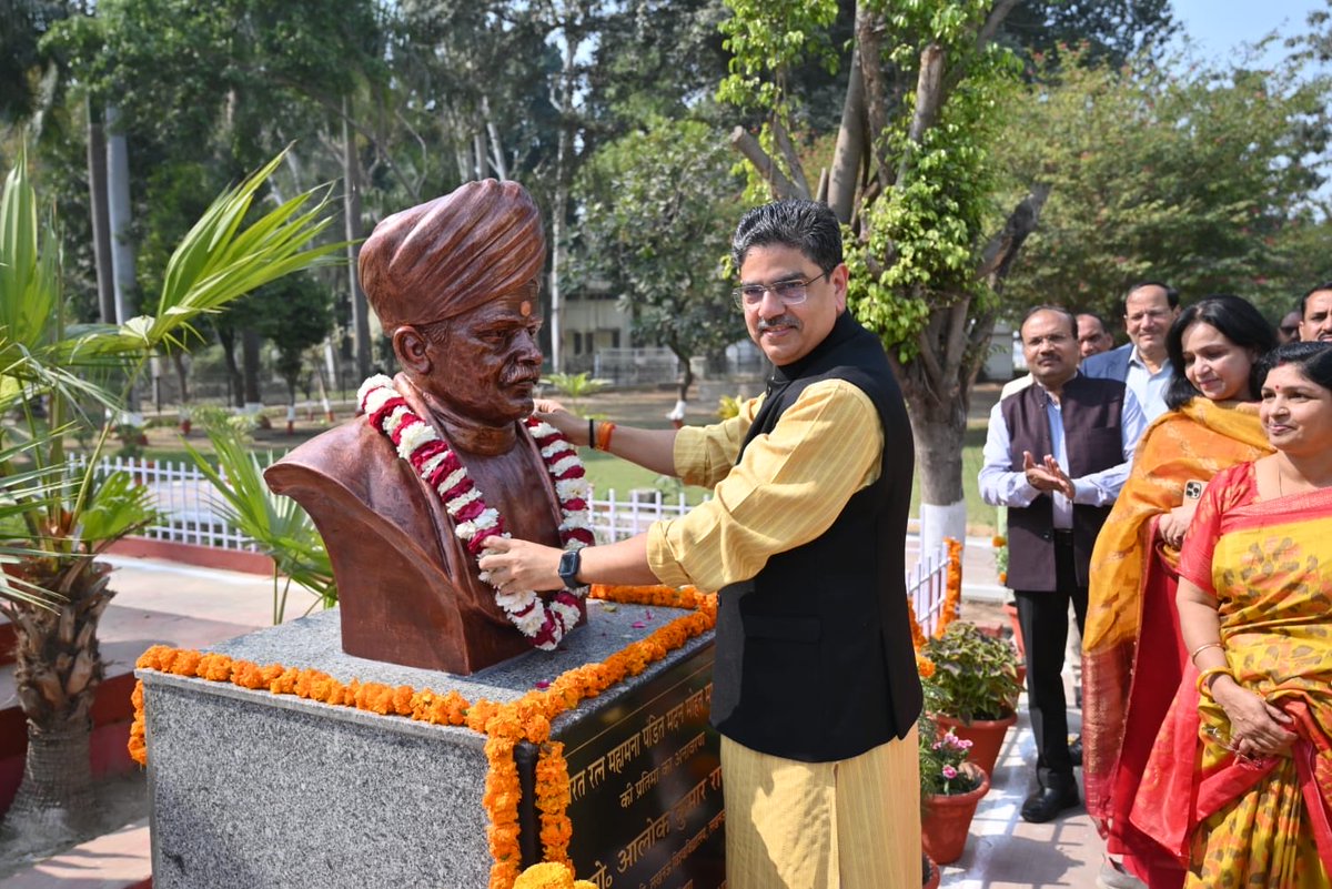 आज बसंतपंचमी के शुभ दिन लखनऊ विश्वविद्यालय में भारतरत्न महामना पंडित मदन मोहन मालवीय जी की प्रतिमा का अनावरण किया। आज ही के दिन महामना ने काशी हिंदू विश्वविद्यालय की स्थापना की थी। ⁦<a href="/narendramodi/">Narendra Modi</a>⁩ ⁦⁦<a href="/GovernorofUp/">Governor of Uttar Pradesh</a>⁩ ⁦<a href="/myogiadityanath/">Yogi Adityanath</a>⁩ ⁦⁦<a href="/dpradhanbjp/">Dharmendra Pradhan</a>⁩