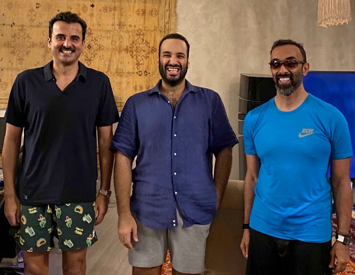 صورة تجمع بين 
تميم الموز 
محمد بلايستيشن
بني صهيون محمد بن زايد