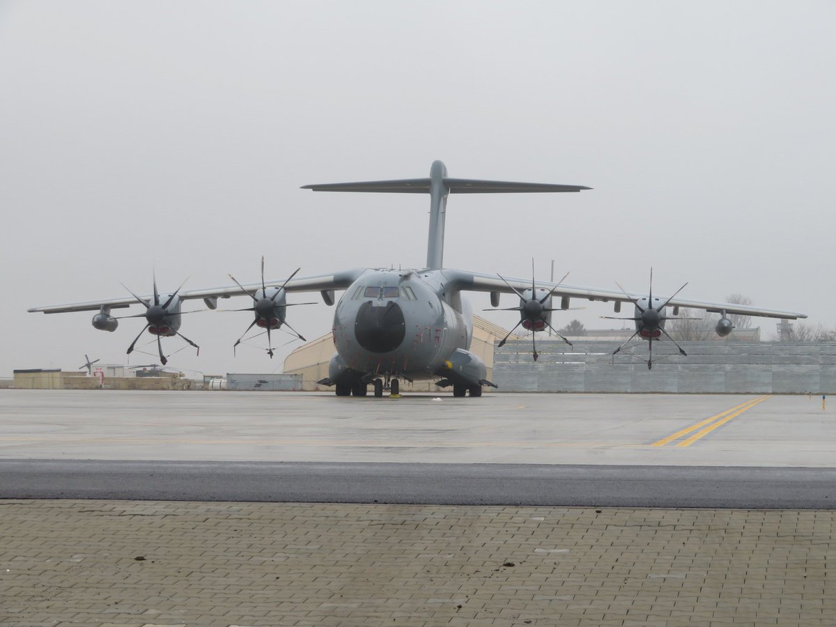 EMADmde's tweet image. Un A400M del Ala 31 se incorpora  al #DatPaznic Proporcionará mayor operatividad, disponibilidad y radio de acción a las aeronaves gracias a su capacidad de reabastecimiento en vuelo. Incrementamos la vigilancia del el espacio aereo de la Alianza.#MOPS @NATO @EjercitoAire