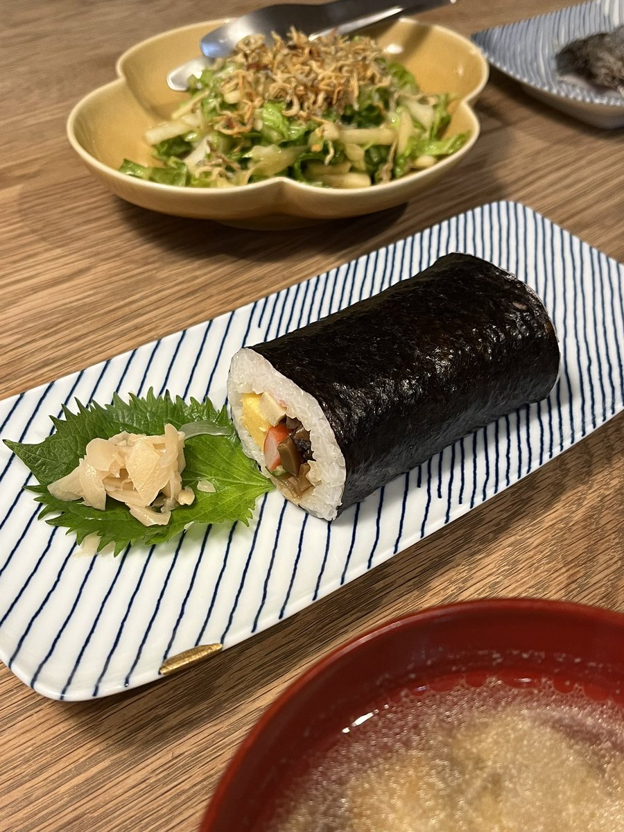 pk_misako's tweet photo. 今日って節分だったんだー。
ってスーパーに行って知って、今から恵方巻き作るには時間がないなーと思って恵方巻きコーナーに行ったら、30%オフ。

それにしても、20時でまだまだたーっぷり残ってたけど、大丈夫なのかなー。心配。

節分忘れるなんて、余裕なさすぎだなー。ふー。
深呼吸しよ。 https://t.co/upXHbT2ojU