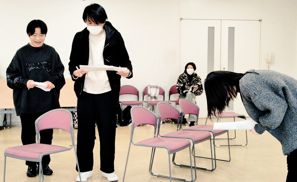 公演フライヤー解禁のポストに沢山のご反応、大変嬉しく思います！
本日は稽古場でのお写真をお届けです🌈

1枚目は命チーム #太田直人 さん #原子咲愛 さん #金光卓人 さんが、
2枚目は救チーム #宮嶋花美良 さんがお稽古に励んでいる様子！

どのシーンかお楽しみに🏥

#ブラックジャックによろしく