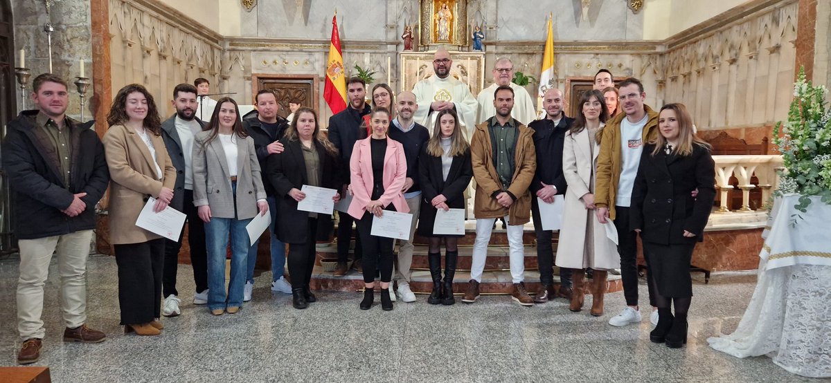 Presentación y bendición de los novios que este año van a celebrar su matrimonio y han estado preparándose en los cursos prematrimoniales durante estos dos últimos fines de semana. Pedimos al Señor por ellos, para que crezcan en el amor y sean fieles.