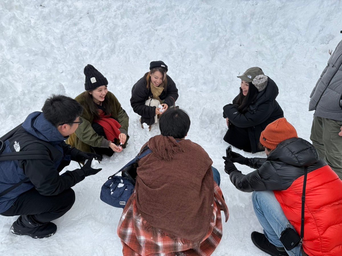 今日は念願の白川郷へ⛄️

雪に包まれた合掌造りの家々、まるで絵本の世界みたいだった❄️ 
冬の静けさの中で、時間がゆっくり流れている感じが心地よかった。
次は春に訪れて、また違った風景を楽しみたいなぁ🌸