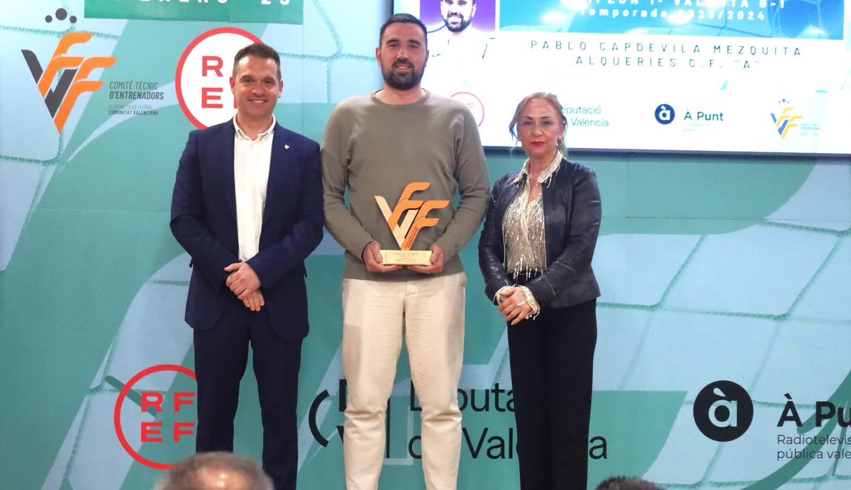 alqueriescf's tweet photo. 𝗣𝗮𝗯𝗹𝗼 𝗖𝗮𝗽𝗱𝗲𝘃𝗶𝗹𝗮 ha recibido el premio otorgado por parte de la @ffcv_info por el trabajo realizado, la pasada temporada, en el @alqueries_femeni, como campeonas de 1° Regional Valenta G1 y el consiguiente ascenso a #LligaÀPuntValenta. 

¡𝗘𝗻𝗵𝗼𝗿𝗮𝗯𝘂𝗲𝗻𝗮! 👏🏼 https://t.co/sLVnh2zCzR