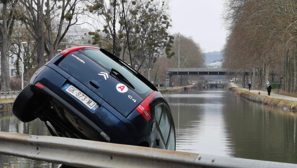 ici_bourgogne's tweet photo. "J'ai paniqué et je me suis retrouvé dans l'eau !". L'histoire de cet automobiliste qui a fini dans le canal à Dijon suite à une erreur GPS

➡️ https://t.co/rLHaJdoduZ https://t.co/MITBVnR6pp