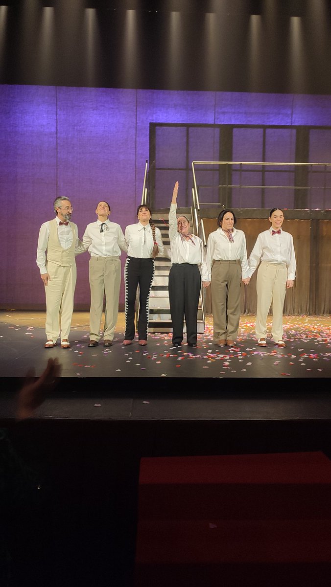 "Chavela, la última chamana" se puede resumir en una única palabra: BELLEZA. Esas ACTRICES, esas VOCES. Ese PIANO. La ESCENOGRAFÍA y VESTUARIO. El uso de un telón translúcido como pantalla para las imágenes oníricas. Todo fue BELLEZA. <a href="/RozalenMusic/">Rozalén</a> <a href="/PaulaIwasaki/">Paula Iwasaki</a> <a href="/CarolinnaRoman/">𝑪𝑨𝑹𝑶𝑳𝑰𝑵𝑨 𝑹𝑶𝑴𝑨𝑵 🇦🇷🇪🇦</a>