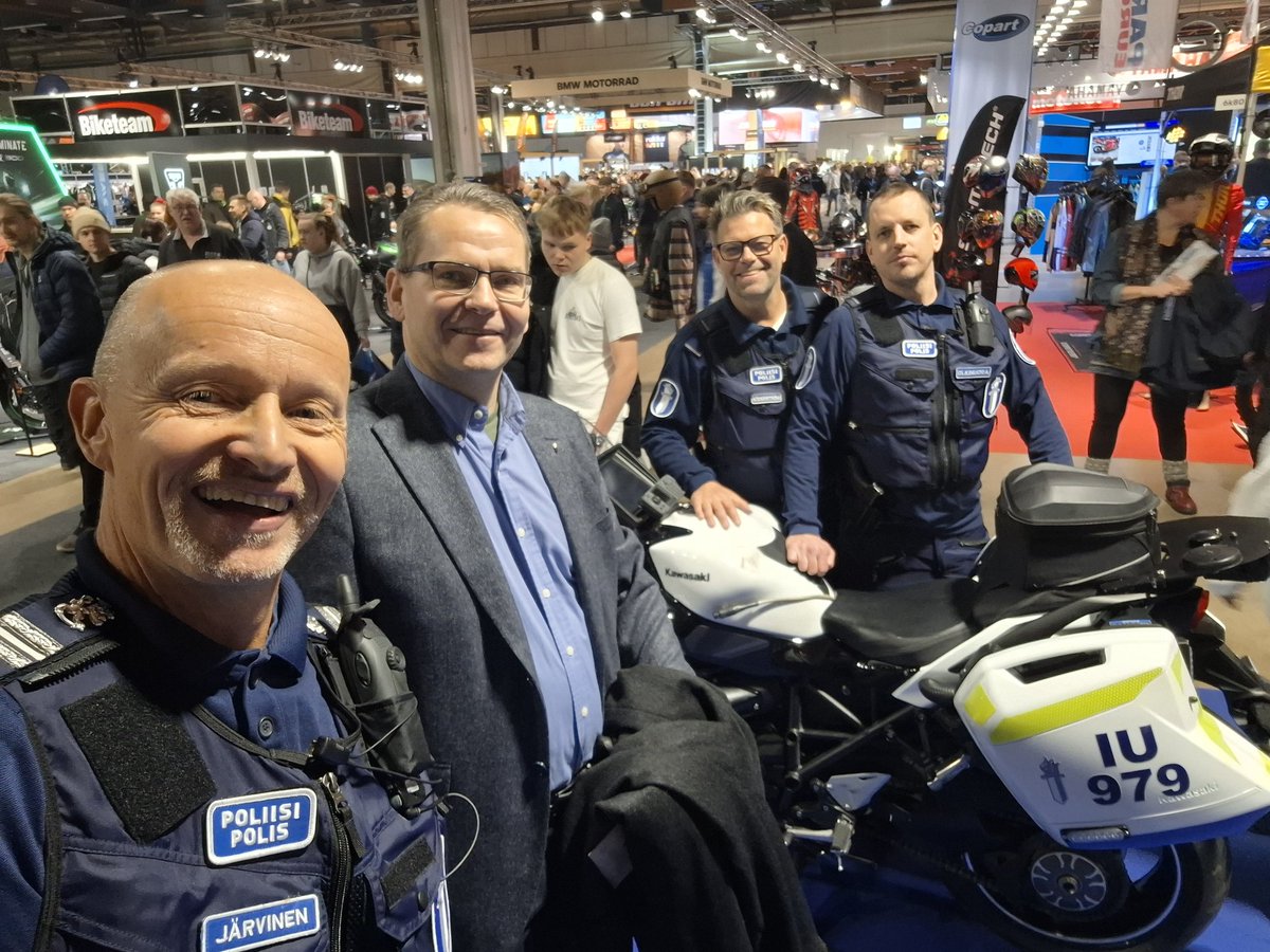 MP25 <a href="/SuomenPoliisi/">Suomen poliisi</a>; n osastolla kolmas päivä jatkuu vilkkaana.  Poliisiylijohtaja <a href="/ilkkakoskimki/">Ilkka Koskimäki</a> oli myös paikalla. #tulevaisuudenturvallisuus #yhteistyö #poliisiksi #moottoripyöräpoliisi <a href="/Polamk/">Polamk</a>