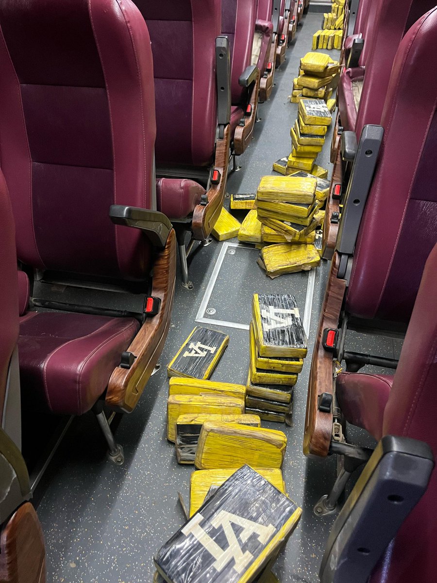 #PGNContraElNarcotráfico 

🚨#Decomiso| En diligencia de allanamiento y registro a un bus, la Sección de Atención Primaria de las Fiscalía de Drogas con <a href="/senafrontpanama/">SENAFRONT PANAMÁ</a> decomisaron 104 paquetes con presunta sustancia ilícita, ocurrido en Chepo. Una persona fue aprehendida.