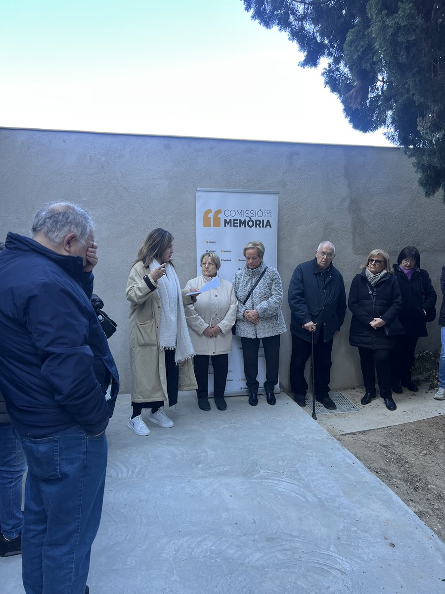 Avui hem fet un recorregut històric pel Cementiri. 

Un espai que ens permet explicar la història recuperant les vides de persones que han tingut una importància i implicació a la vila.  

Moltes gràcies a tothom que ha vingut!

#Vilafranca