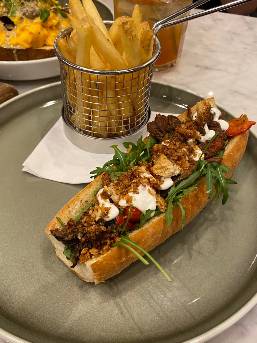 njsph's tweet image. A delicious lunch with a friend 🌭🍟