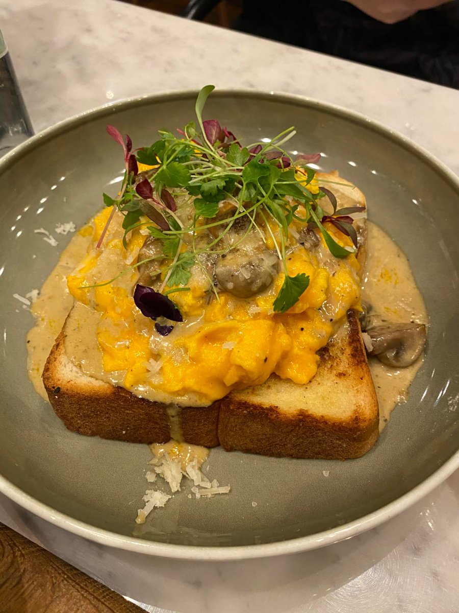 njsph's tweet image. A delicious lunch with a friend 🌭🍟