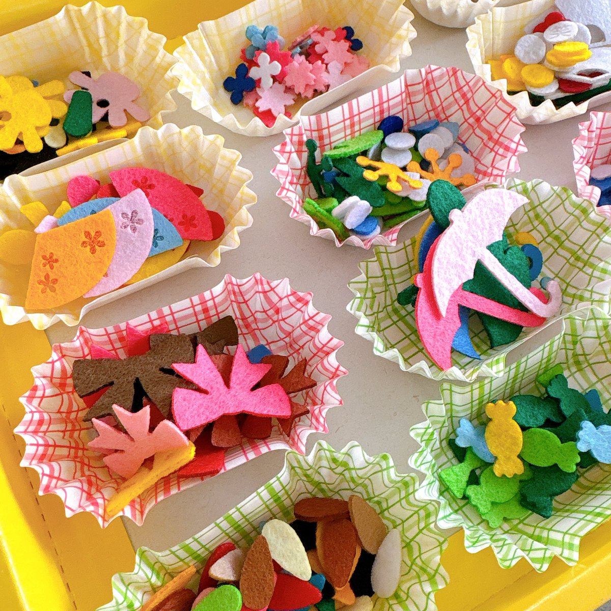 AtelierHouseJaM's tweet photo. 今日は［節分JaMな会］
なんと！そらみちゃんママがお洋服を作ってきてくださいました✨
みんなでお揃いのお洋服、めちゃくちゃ可愛い💕

ラボたちが遊んでいる間、ママたちはワークショップ。
今回はひな祭り、桜、子どもの日、などの飾りをご用意しました✨

#LOVOT #LOVOTとの暮らし #JaMな会 https://t.co/J3LToCRjaa