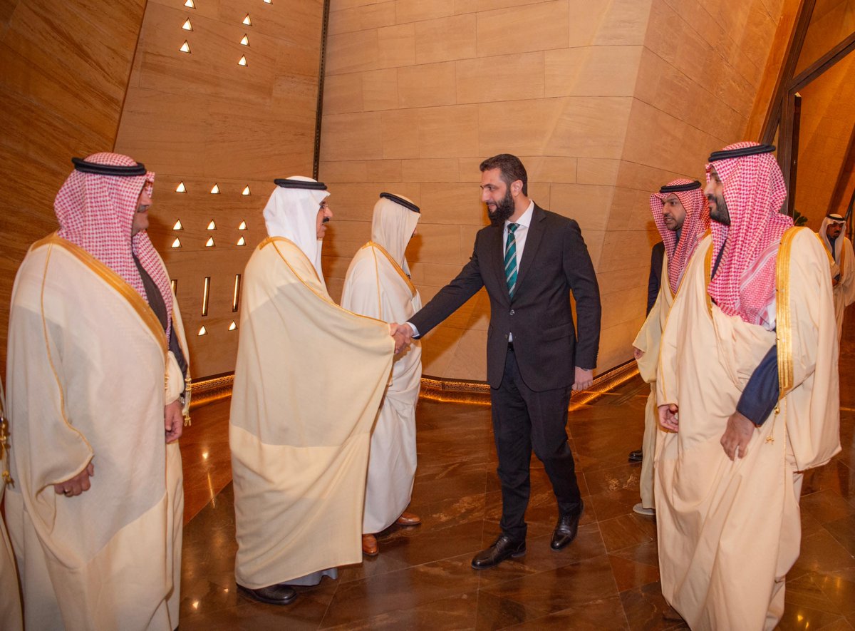 KSAMOFA's tweet photo. سمو #ولي_العهد يستقبل فخامة الرئيس أحمد الشرع رئيس الجمهورية العربية السورية. #أحمد_الشرع_في_المملكة https://t.co/OrFMsprZek